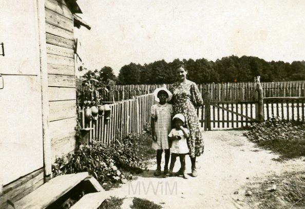 KKE 2100.jpg - Fot. Przed domem. Józefa Żakiewicz (z domu Mieńciuk) – mama Łucji Jaczewskiej (z domu Żakiewicz) z dziećmi, Krzywicze, 1939 r.